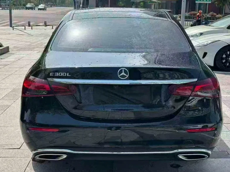 奔驰E 后面外观三