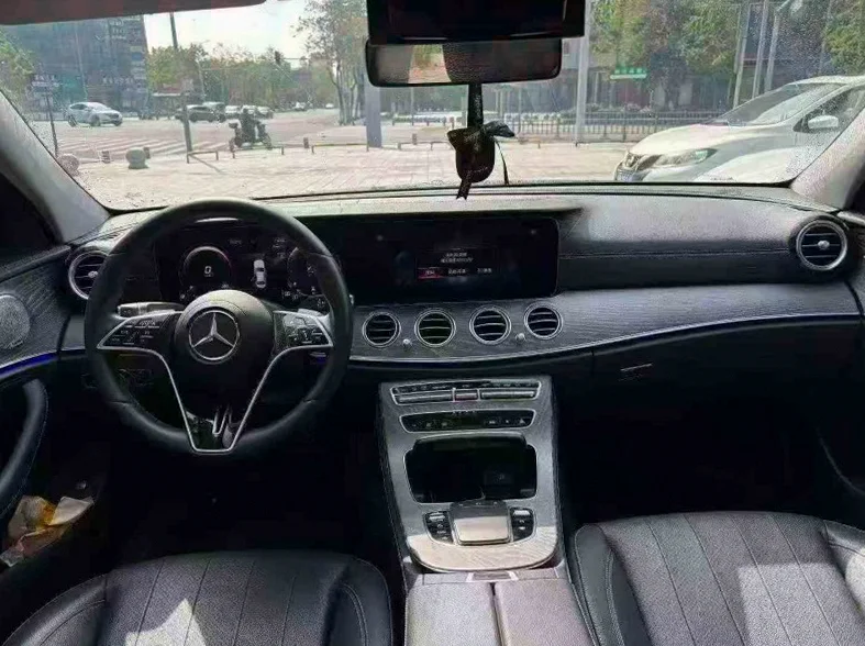 奔驰E 后面外观一