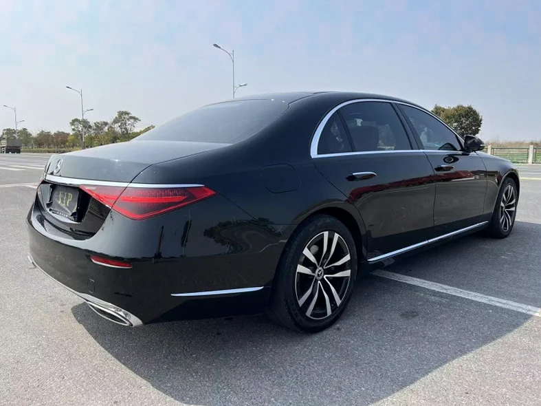 奔驰S 后面外观二