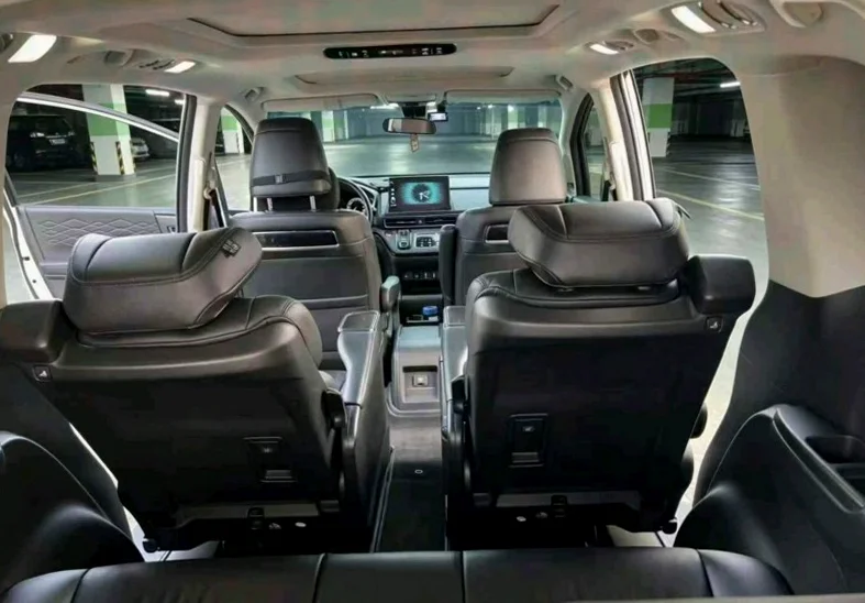 本田艾力绅 内饰前排