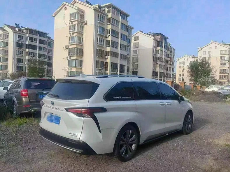 丰田塞纳 内饰后排