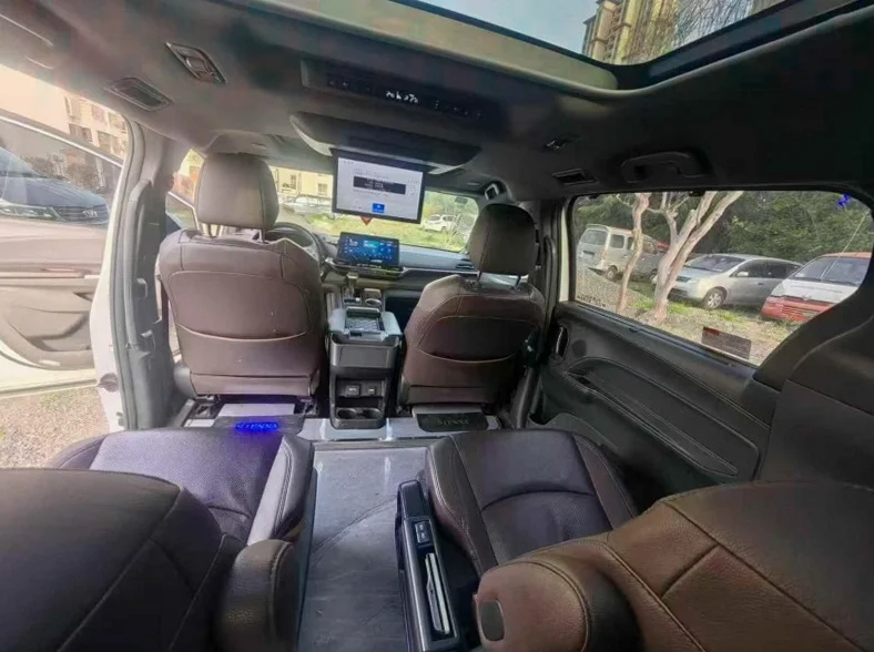 丰田塞纳 后面外观三