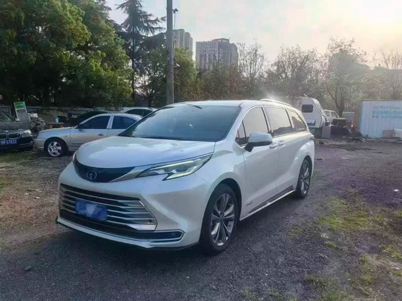 丰田塞纳 正面外观二