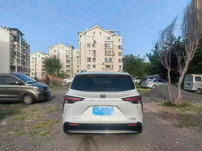 丰田塞纳 后面外观一