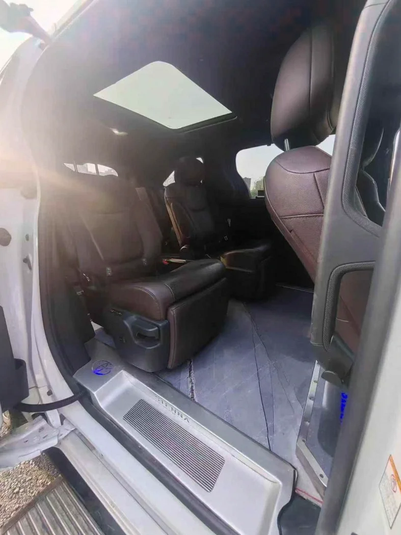 丰田塞纳 后面外观二