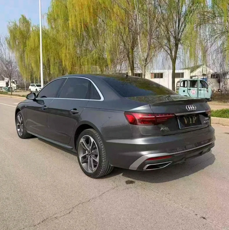 奥迪A4L 内饰后排