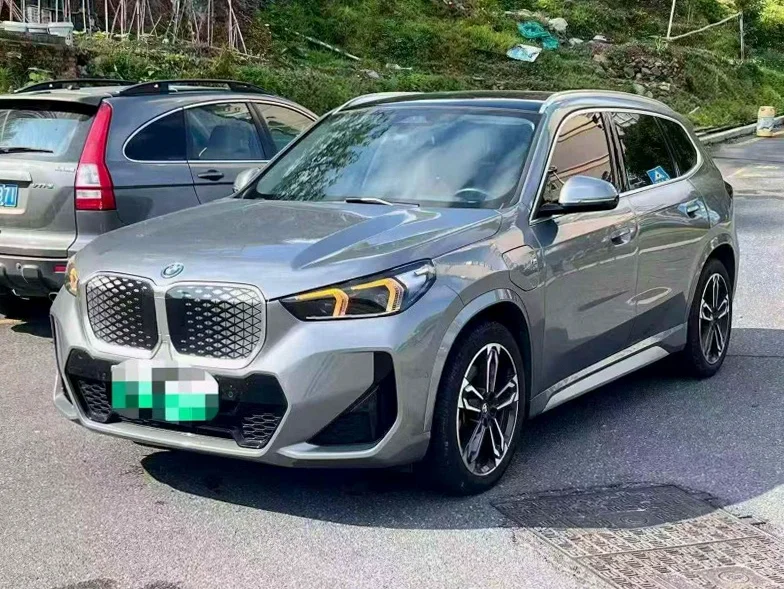 宝马IX 正面外观二