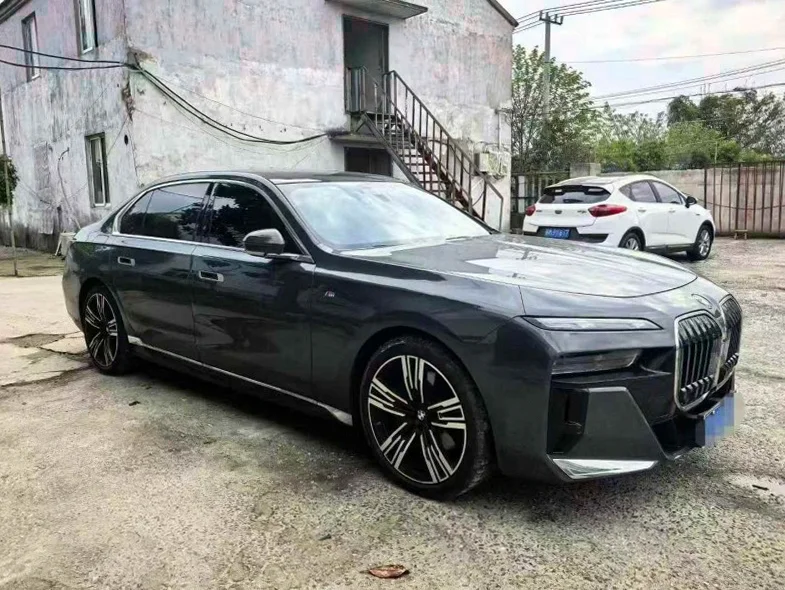 宝马7系 正面外观三