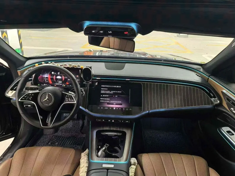 奔驰E 内饰前排