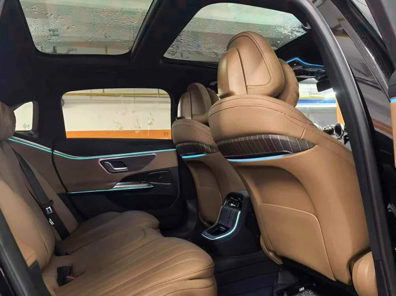 奔驰E 内饰后排