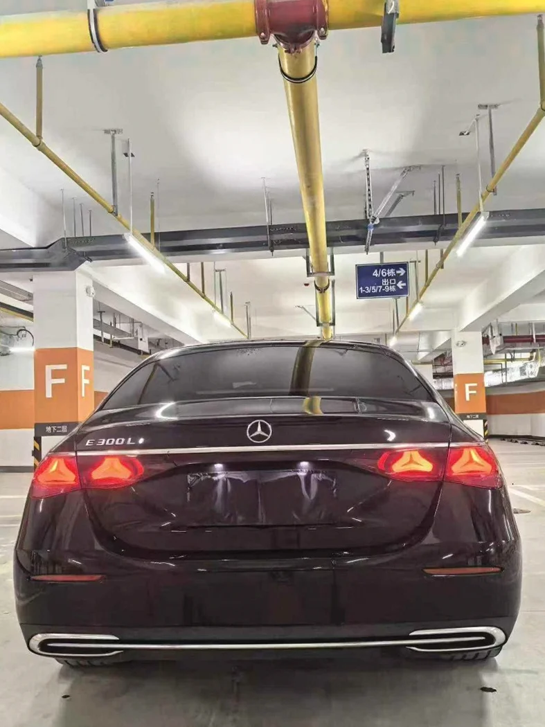 奔驰E 后面外观三