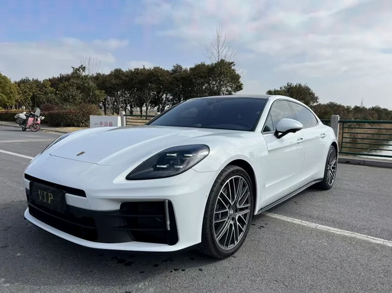 保时捷帕拉梅拉 后面外观一