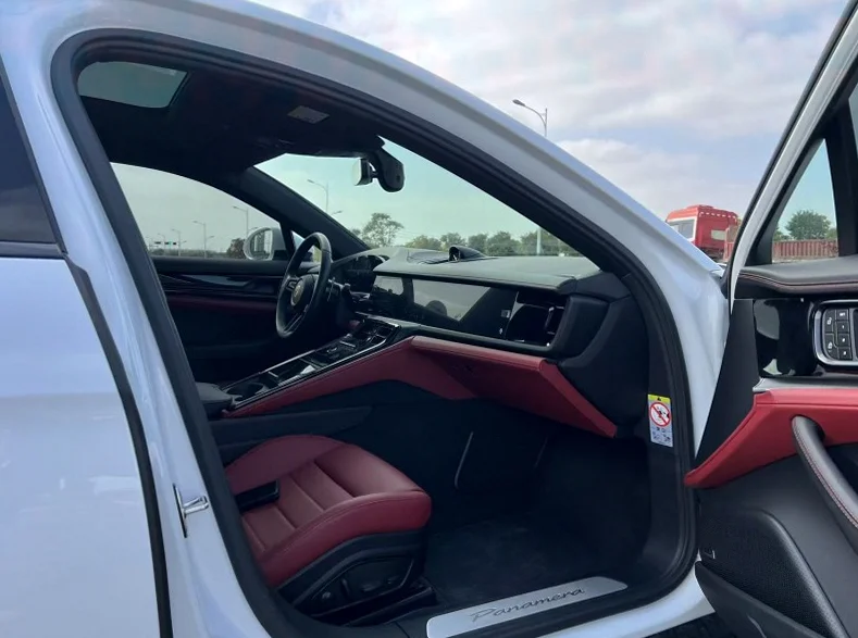 保时捷帕拉梅拉 正面外观三