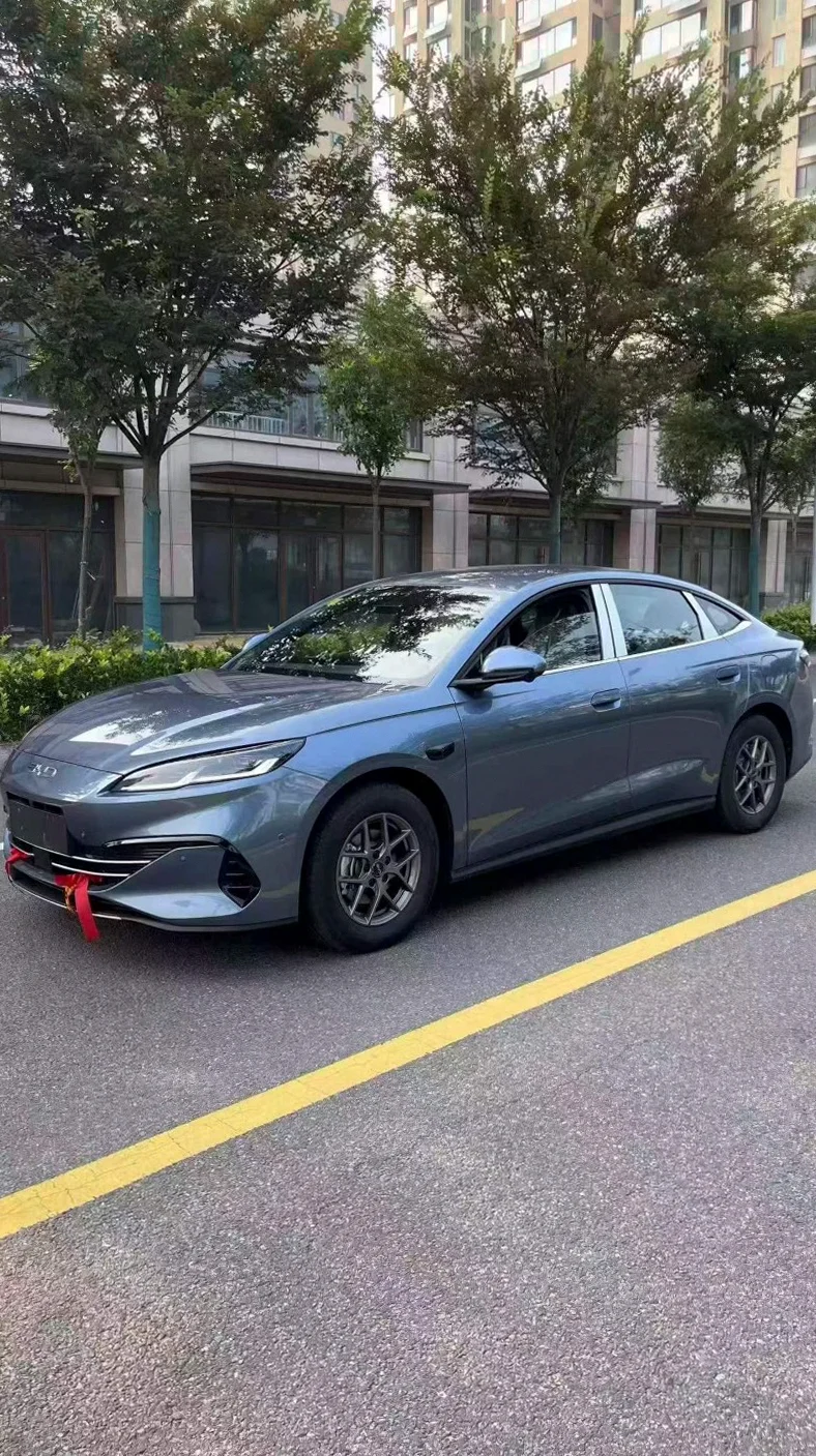 比亚迪海豹 正面外观三