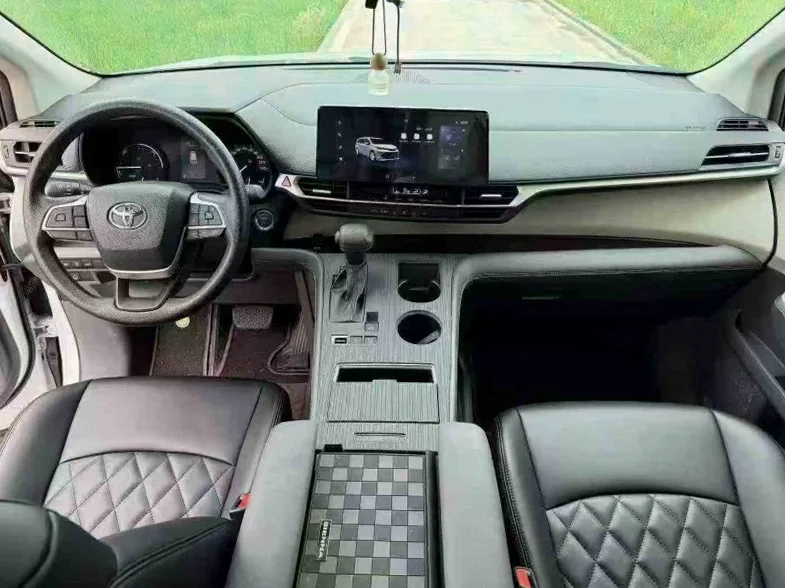 丰田塞纳 后面外观二