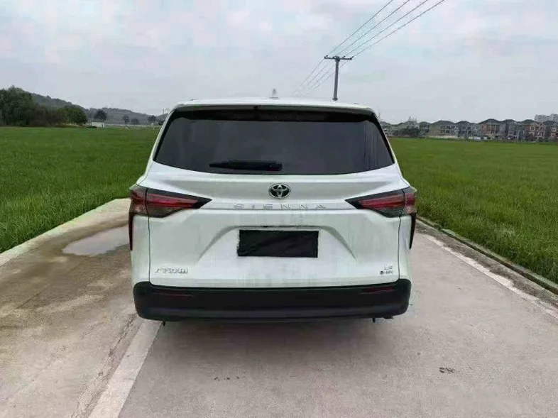 丰田塞纳 内饰后排