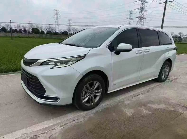 丰田塞纳 正面外观二