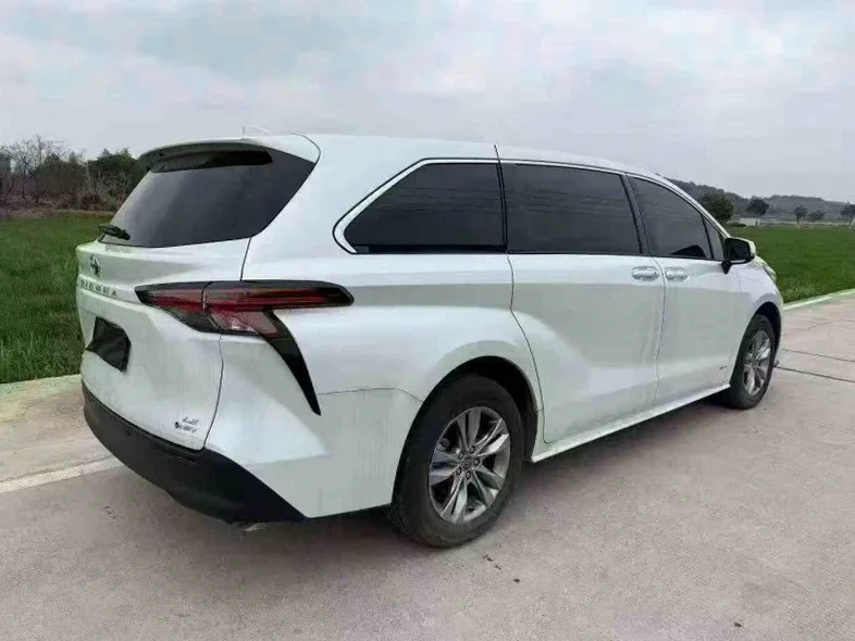 丰田塞纳 驾驶室