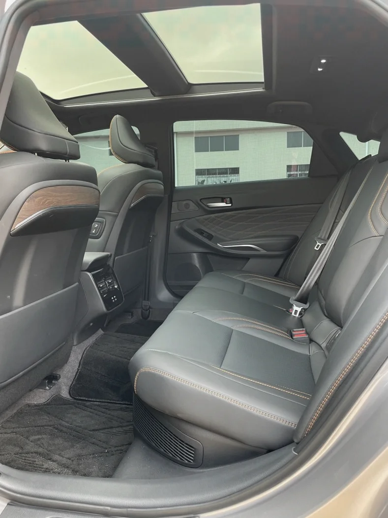 丰田亚洲龙 后面外观三