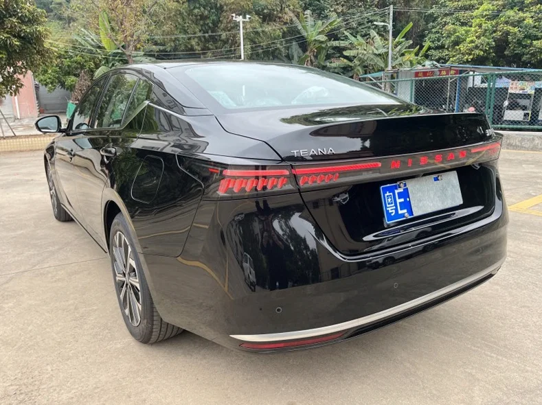 日产天籁 后面外观一