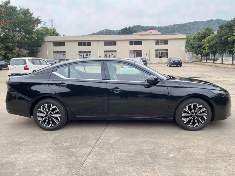 日产天籁 正面外观二