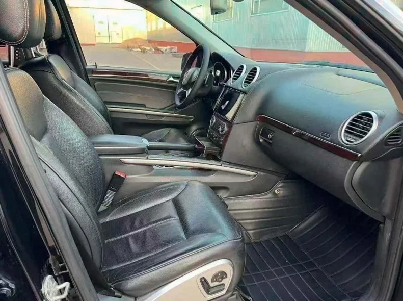 奔驰GL 后面外观三