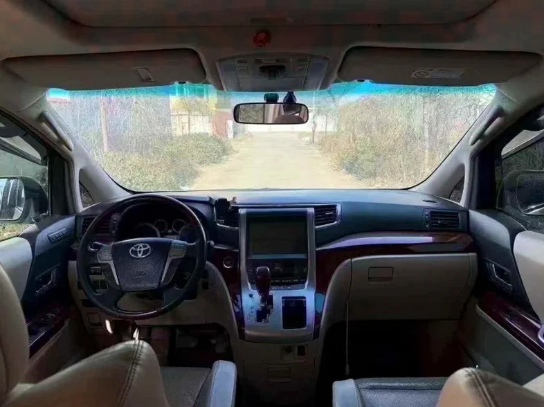 丰田埃尔法 后面外观二