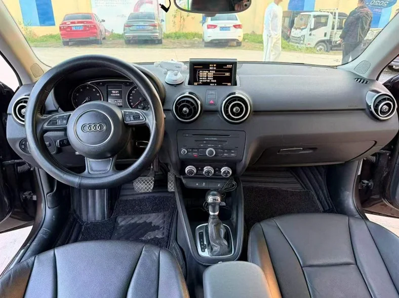 奥迪A1 内饰前排