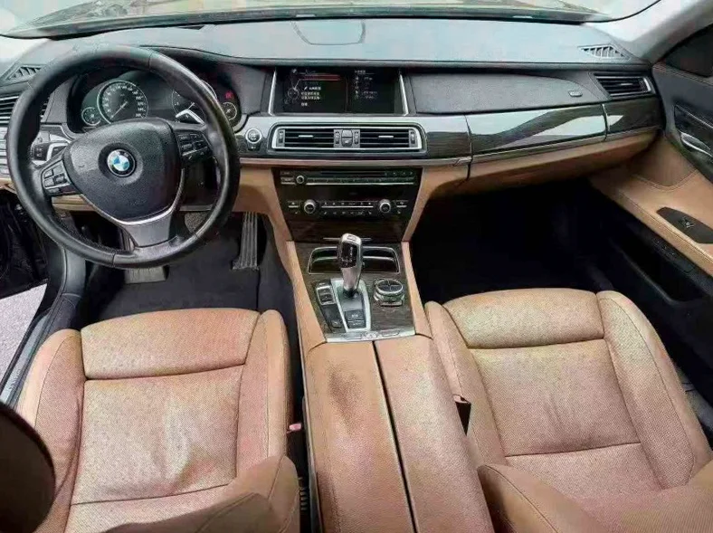 宝马7系 后面外观一