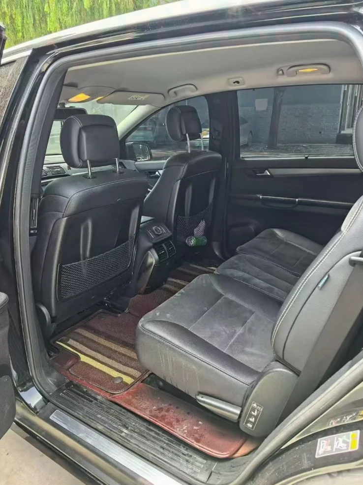 奔驰R 内饰前排