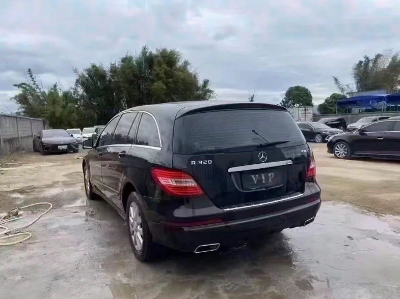 奔驰R 后面外观一