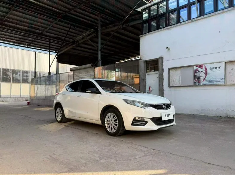 长安汽车逸动 正面外观三