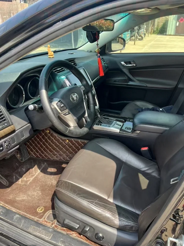 丰田锐志 内饰前排