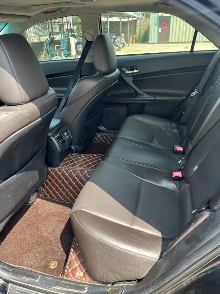 丰田锐志 驾驶室