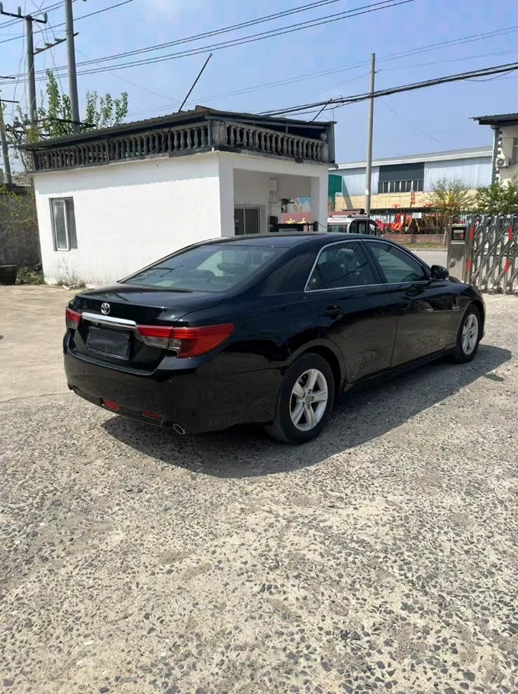 丰田锐志 后面外观一