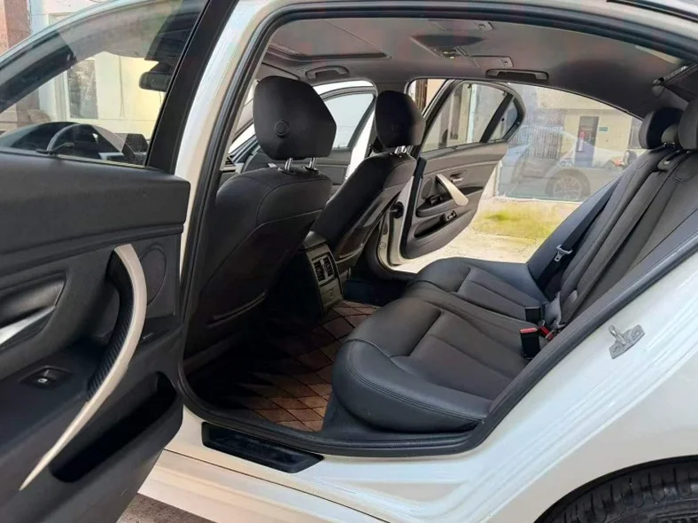 宝马3系 内饰后排