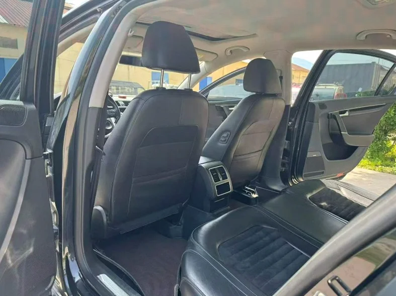 大众迈腾 内饰后排