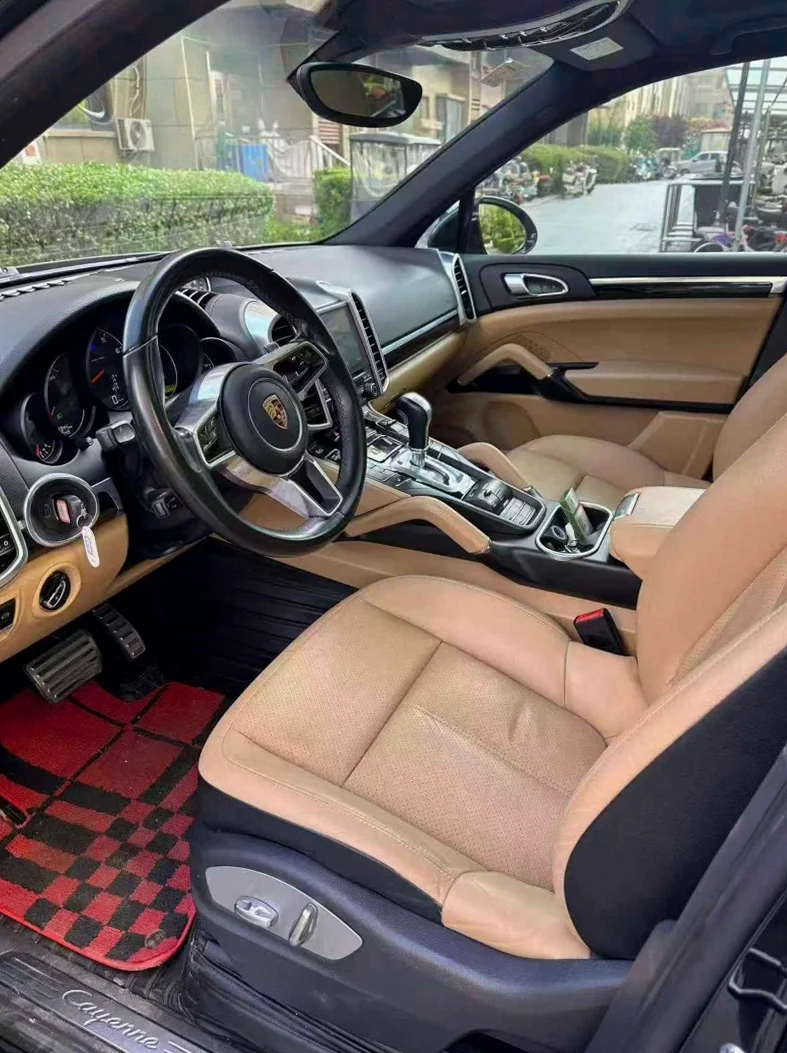 保时捷卡宴 后面外观一