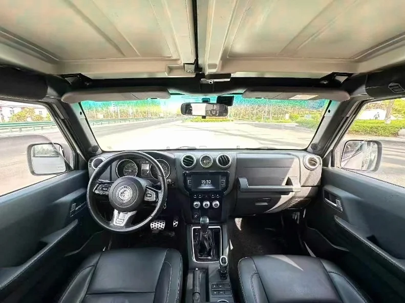 北京BJ40 内饰前排