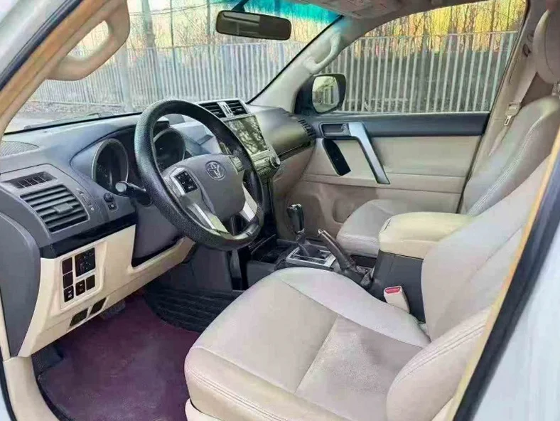 丰田普拉多 后面外观一