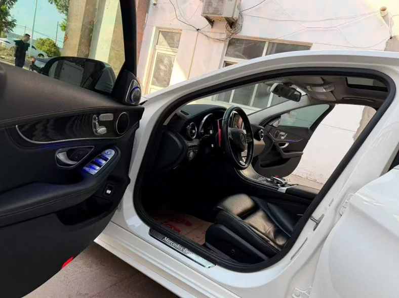 奔驰C 后面外观一