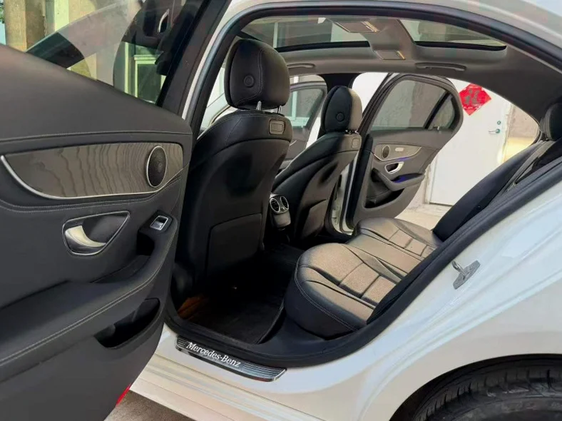 奔驰C 内饰后排