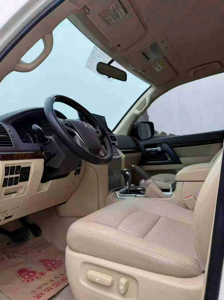 丰田兰德酷路泽 内饰前排