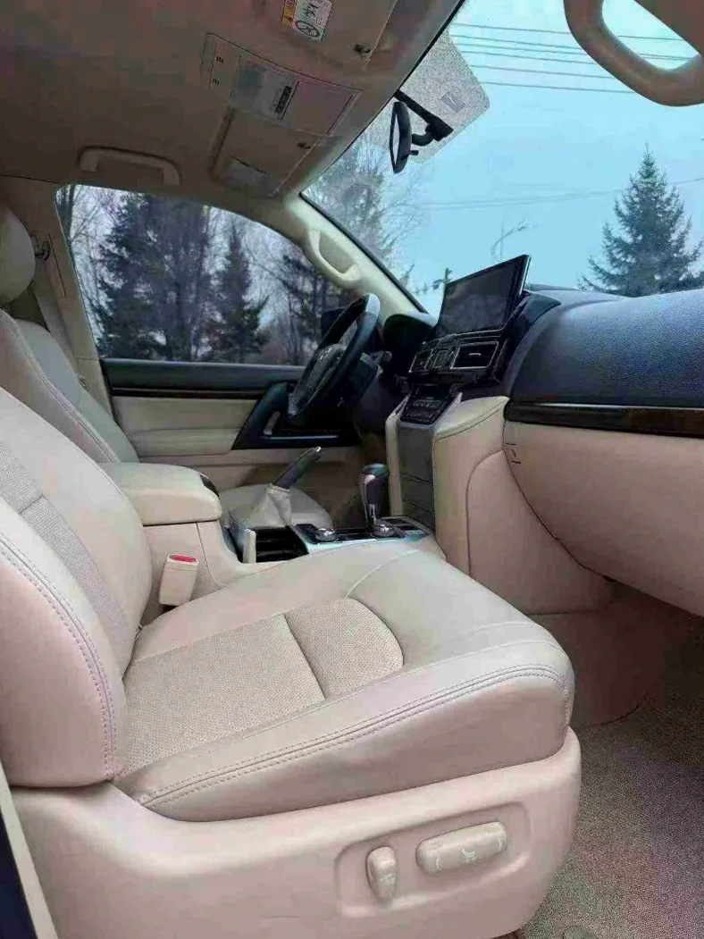 丰田兰德酷路泽 内饰后排