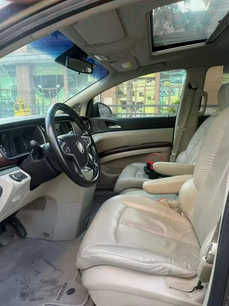 别克GL8 内饰前排