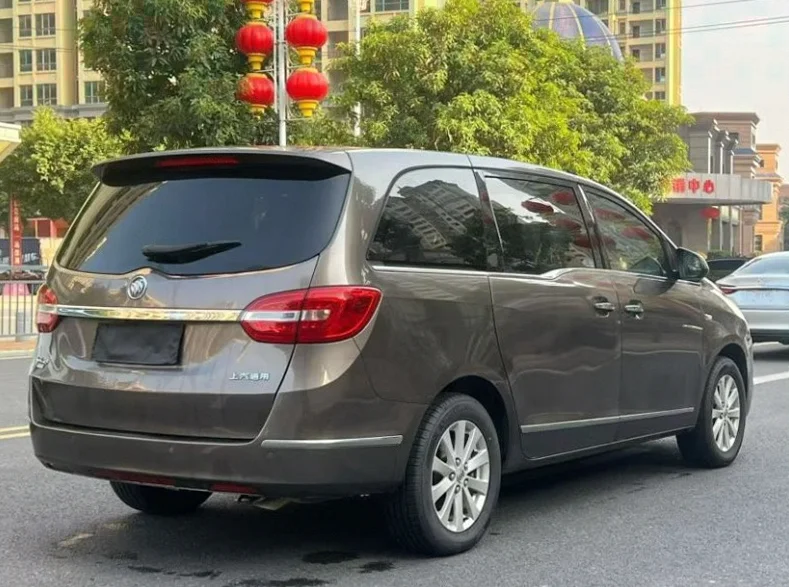 别克GL8 正面外观三