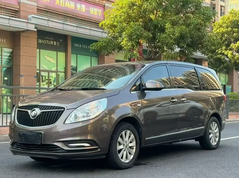 别克GL8 后面外观一