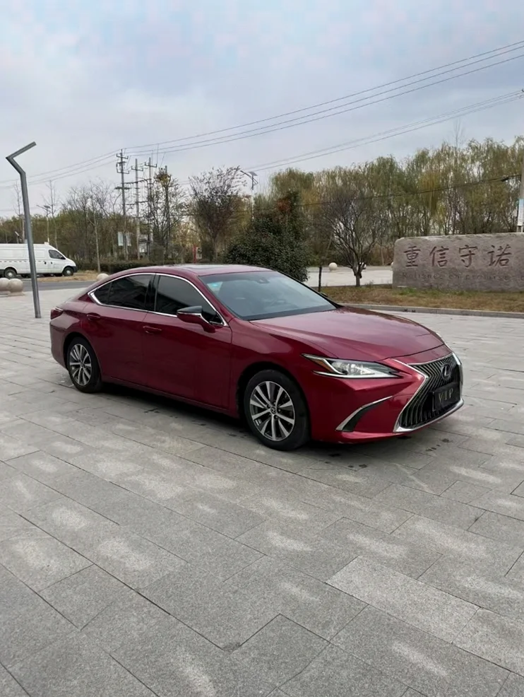 雷克萨斯ES 正面外观二