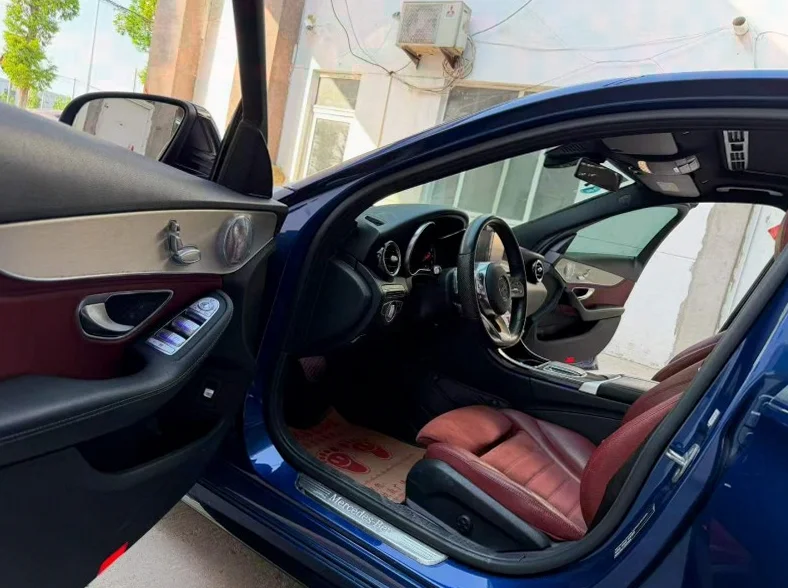 奔驰C 后面外观一