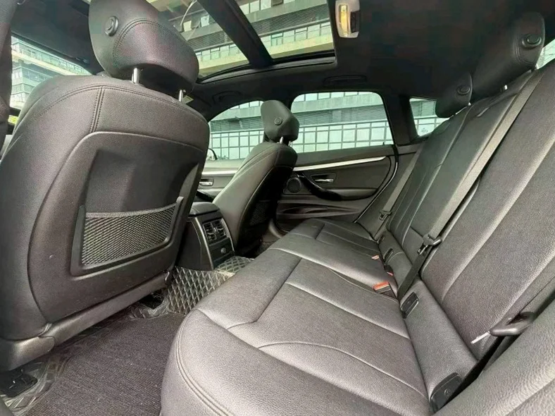 宝马3系 内饰后排